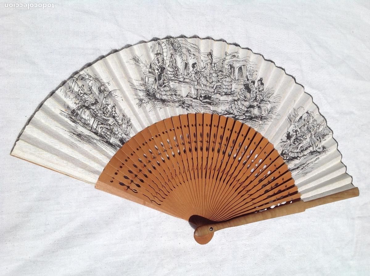 Antig&uuml;edades: Abanico con varillaje de madera y pa&iacute;s de tela estampada con motivos andaluces