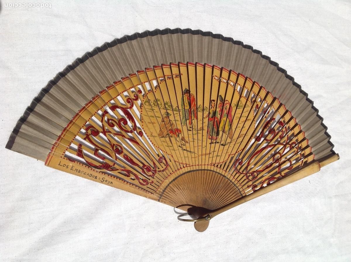 Antig&uuml;edades: Abanico con varillaje de madera calada y decorada y pa&iacute;s de tela