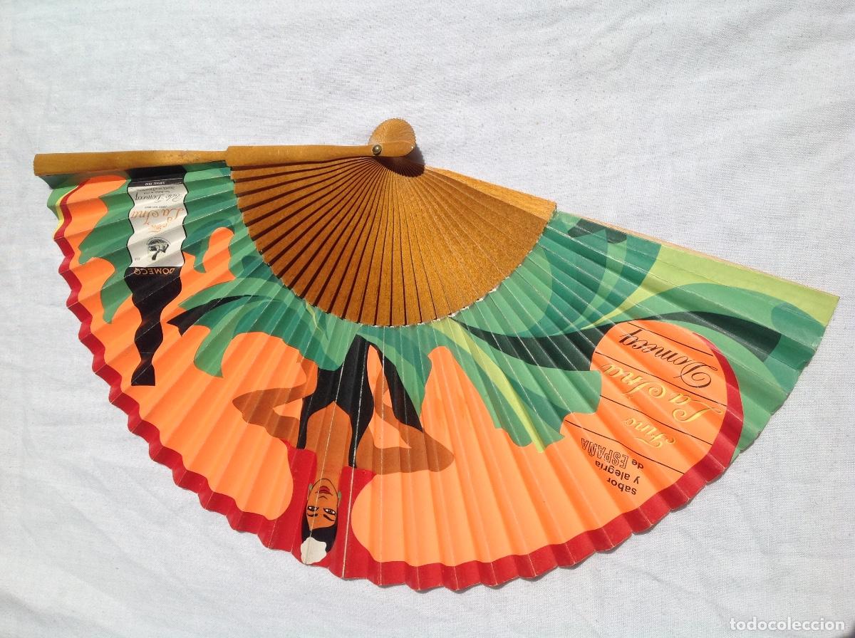 Antig&uuml;edades: Abanico con varillaje de madera y pa&iacute;s de papel estampado de Fino LA INA