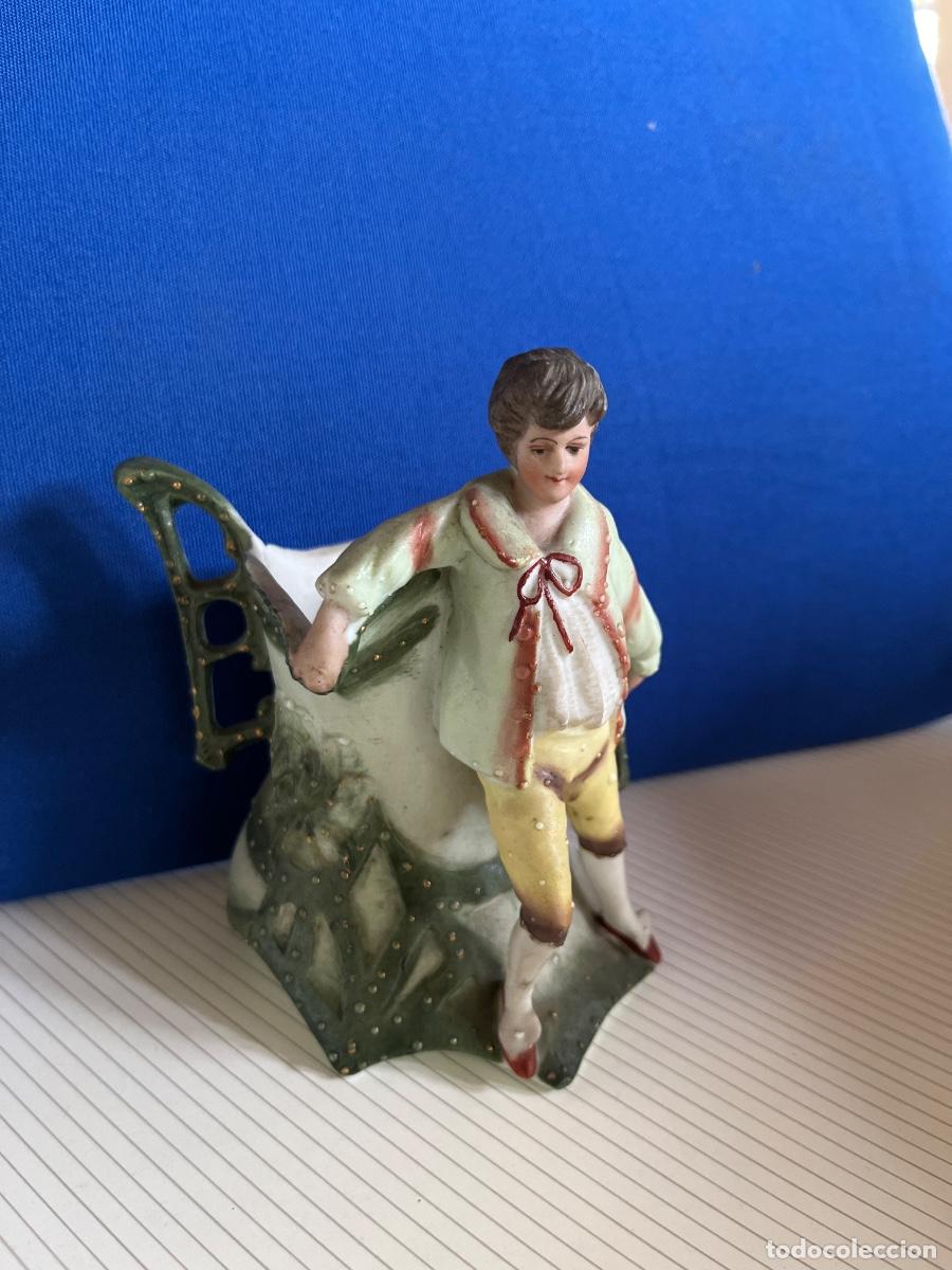 Antig&uuml;edades: Jarra o taza porcelana mate alemana estilo barroco / Galanterie- finales s.XIX- principios del XX