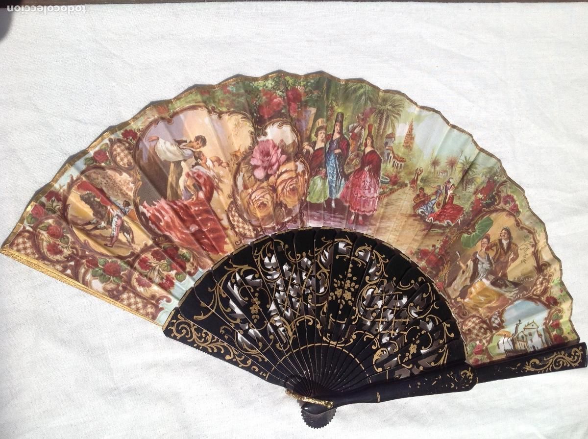 Antig&uuml;edades: Abanico con varillaje de madera pintada en negro con realces dorados y pa&iacute;s de tela estampada. DE D