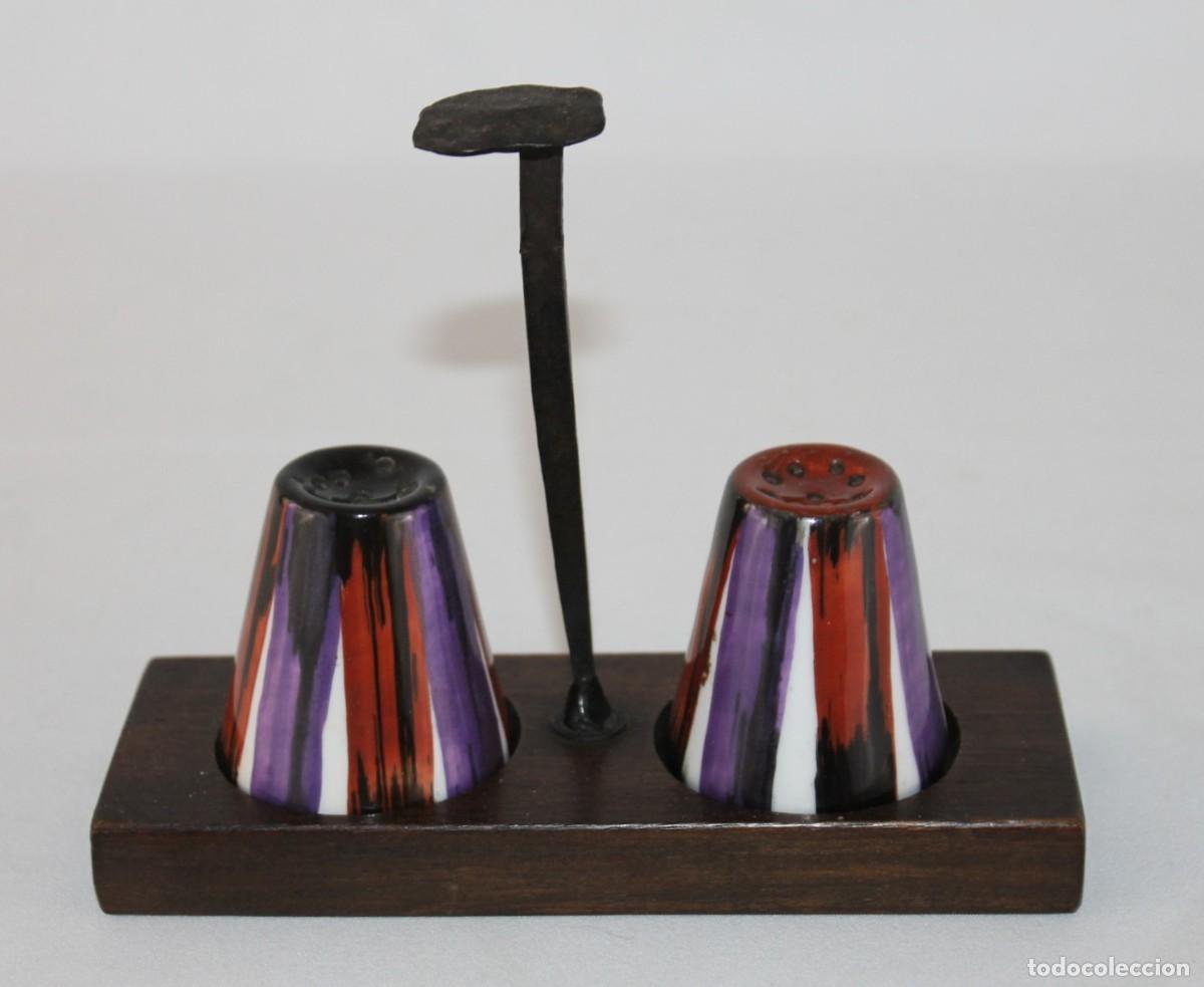 Oggetti Antichi: Juego de salero y pimentero de cer&aacute;mica con soporte de madera. Vintage. Siglo XX