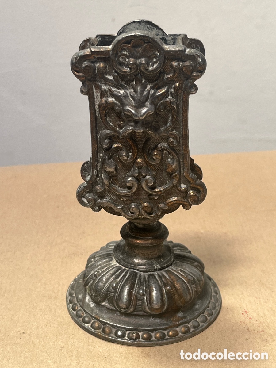 Antig&uuml;edades: Soporte Antiguo de Calamina Ornamentada. A/J
