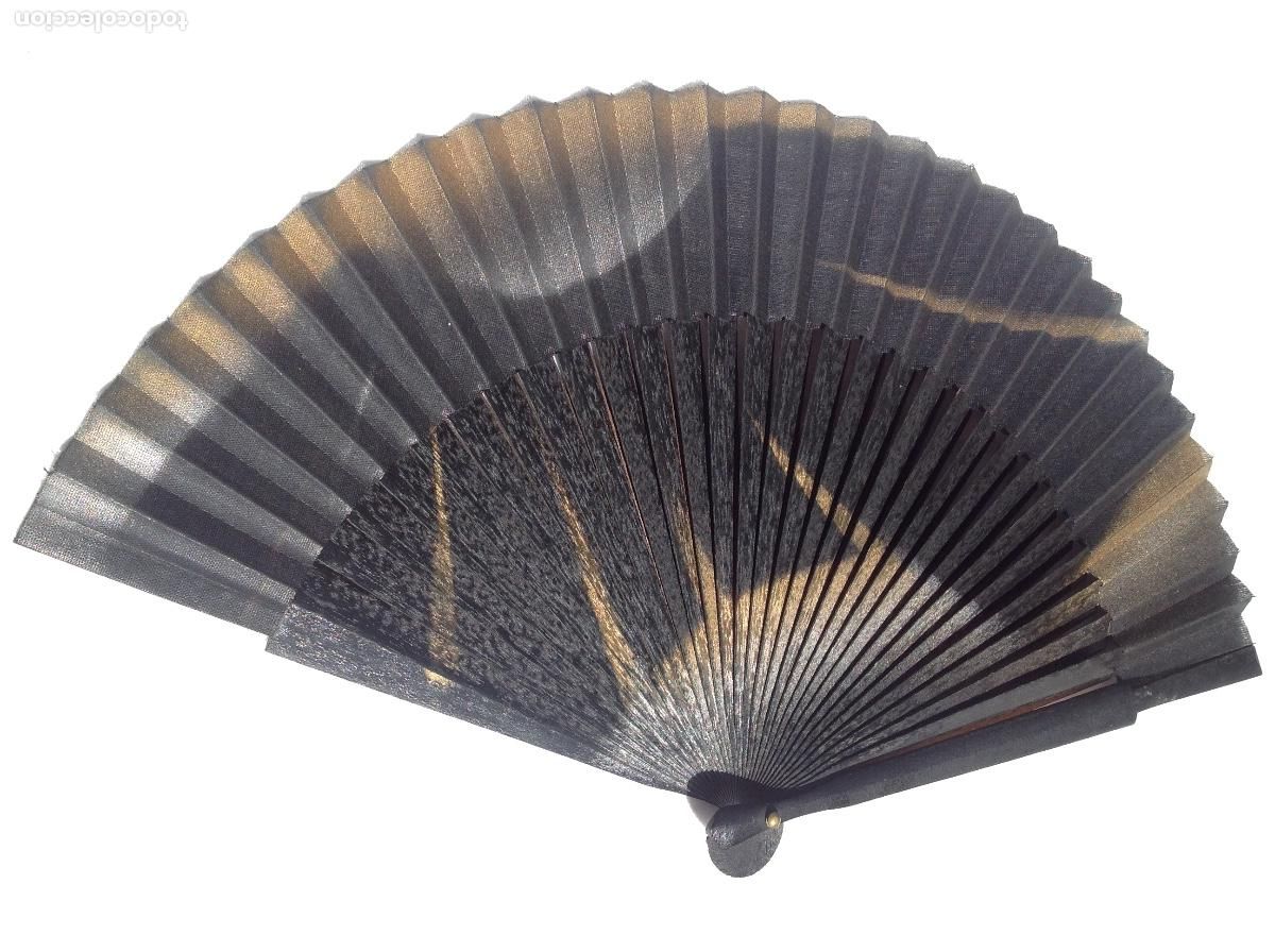 Antig&uuml;edades: Abanico oriental con varillaje de madera y pa&iacute;s de tela
