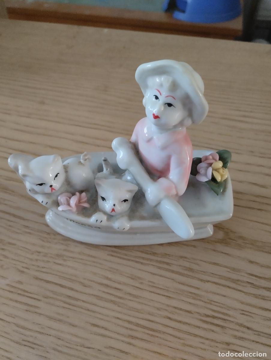 Antig&uuml;edades: figura de porcelana de ni&ntilde;a en un barco con dos gatitos
