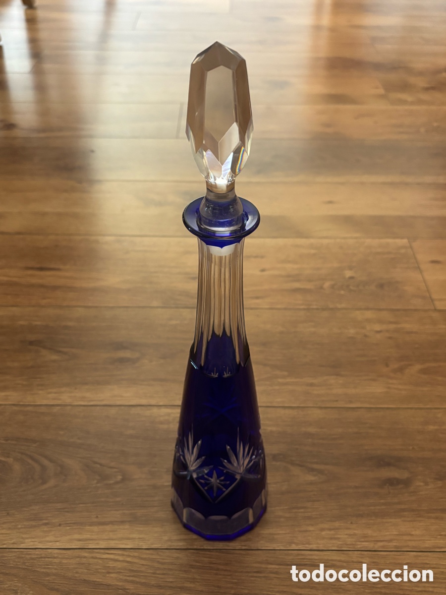 Antig&uuml;edades: Botella Licorera, cristal de Bohemia tallado a mano, color azul, a&ntilde;os 50