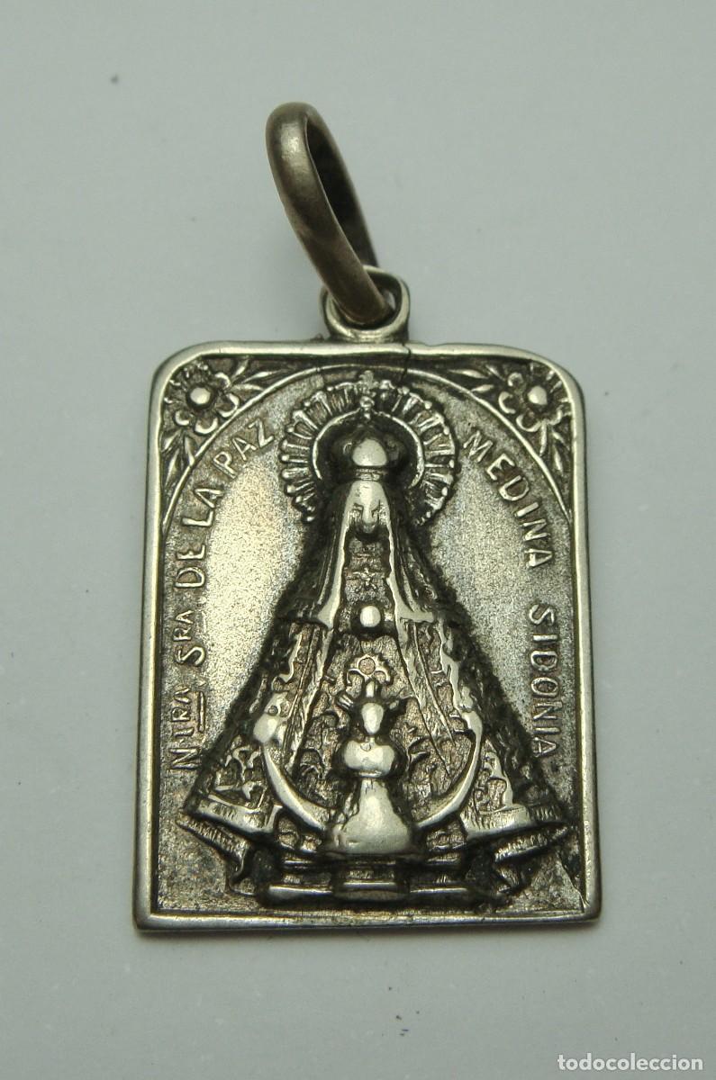 Antig&uuml;edades: Medalla Nuestra Se&ntilde;ora de la Paz &middot; Medina Sidonia &middot; Metal plateado &middot; ca. 1950