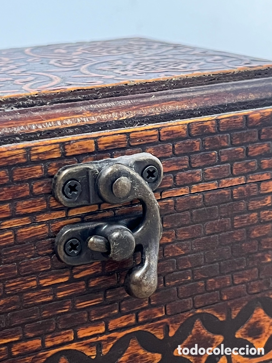 Antig&uuml;edades: Joyero Antiguo de Madera Tallada. A/J - Foto 3