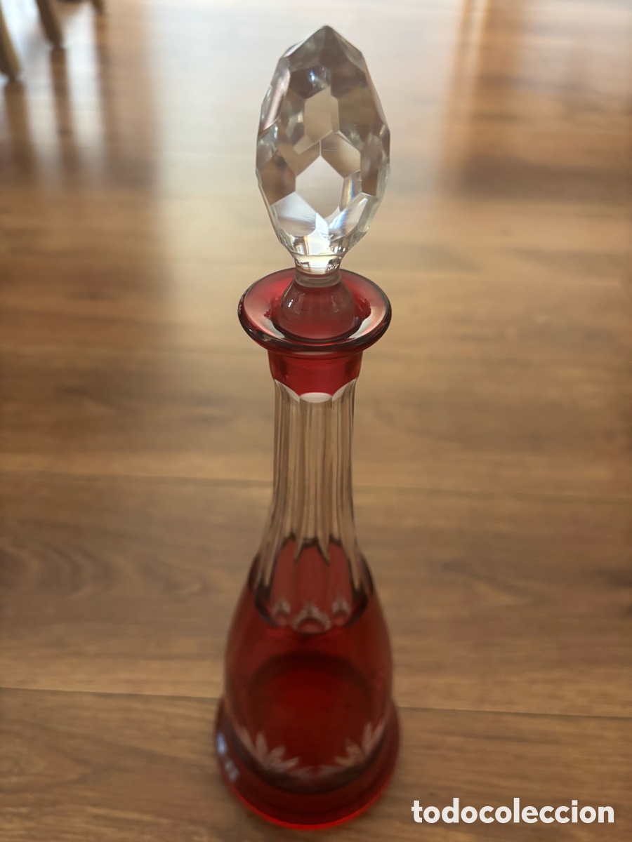 Antig&uuml;edades: Botella licorera cristal de Bohemia tallado a mano, color rojo a&ntilde;os 50
