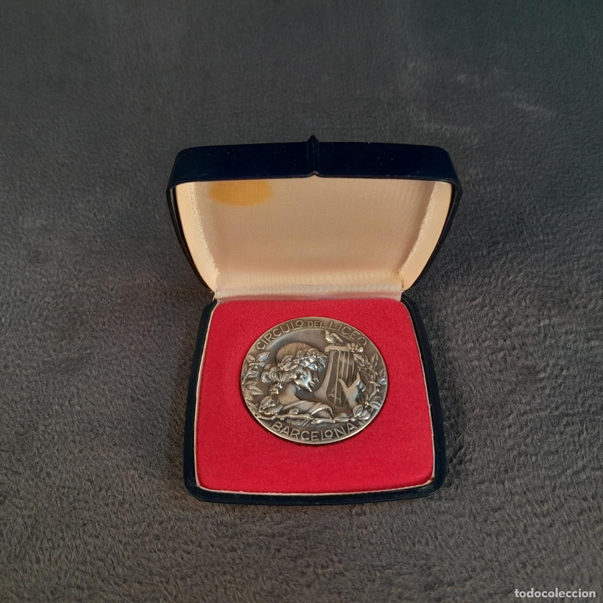 Antiguidades: M-2297. MEDALLA EN METAL PLATEADO DEL CXXV ANIVERSARIO DEL C&Iacute;RCULO DEL LICEO BARCELONA. 1972