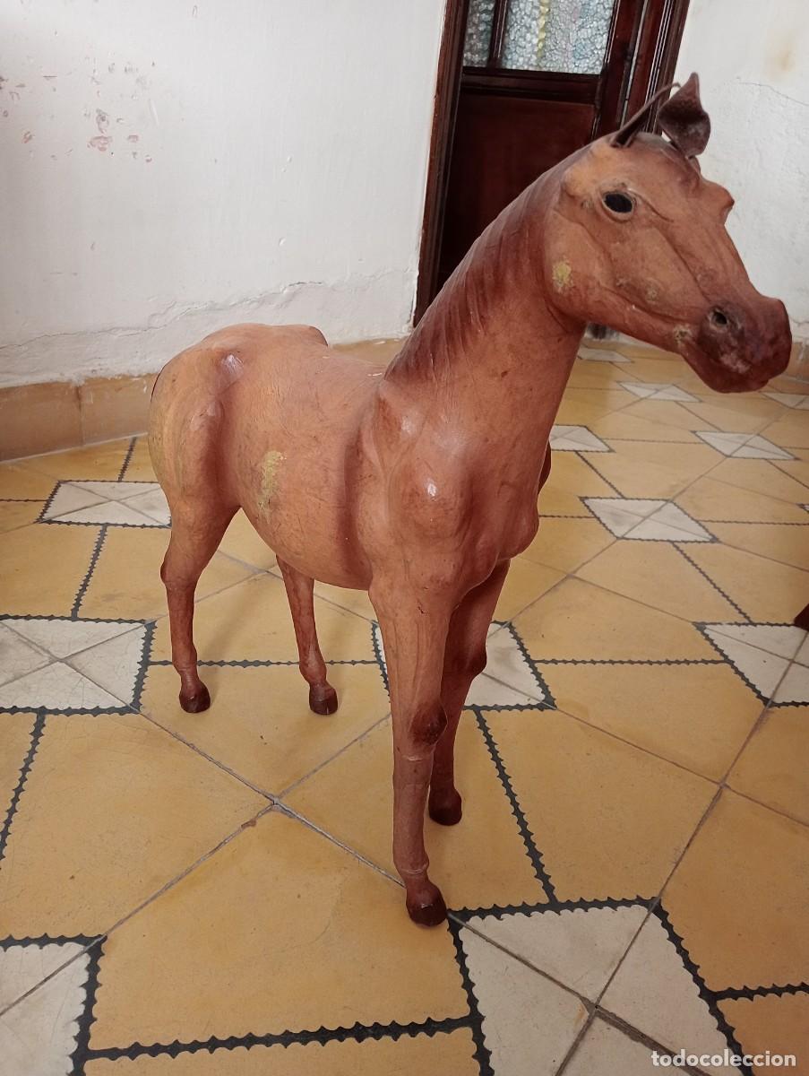 Antig&uuml;edades: ANTIGUA GRAN FIGURA DE CABALLO REALIZADA EN PIEL