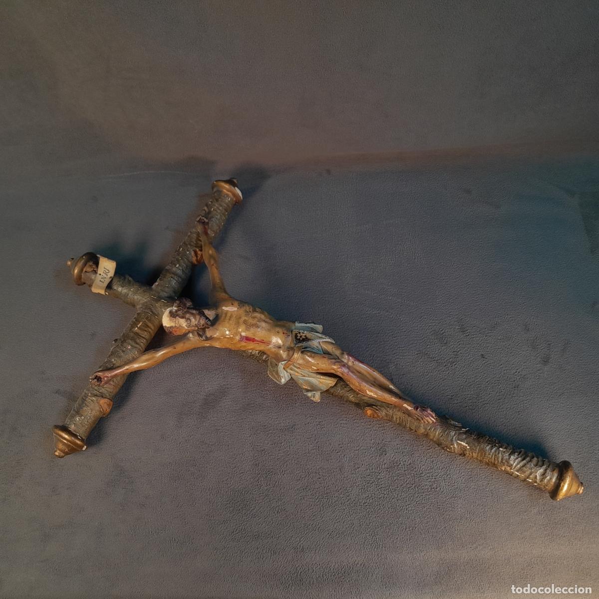 Antiques: ANTIGUO CRUCIFIJO EN COMPOSICI&Oacute;N POLICROMADA SOBRE CRUZ DE MADERA. PRINCIPIOS S.XX