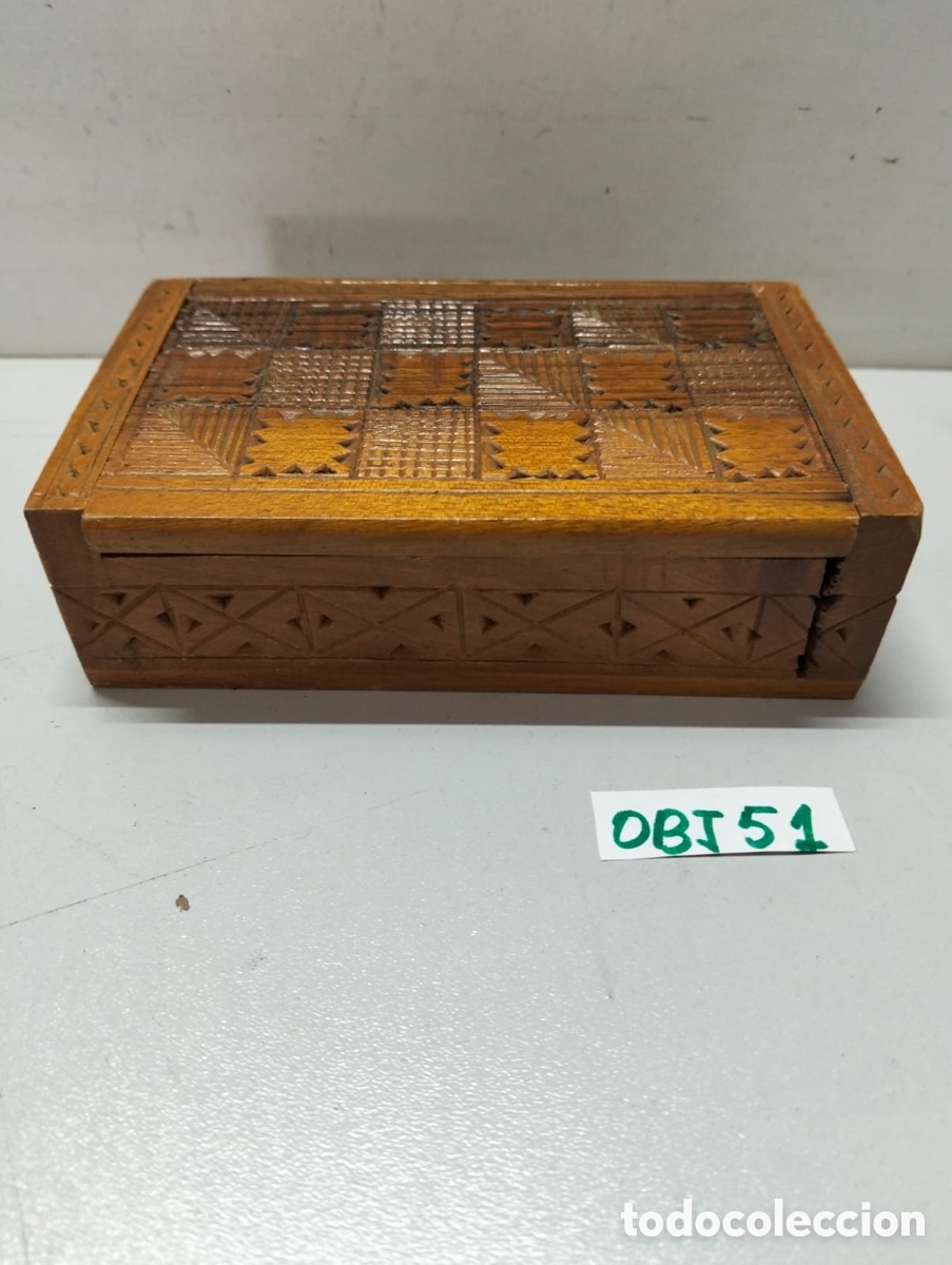 Antig&uuml;edades: caja joyero vintage de madera tallada a mano con intrincados