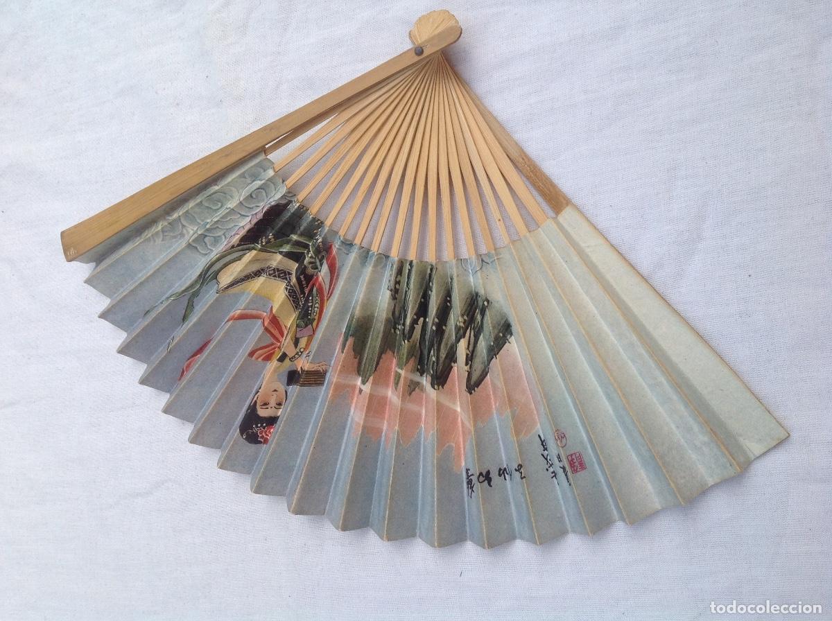 Antig&uuml;edades: Abanico chino con varillaje de bamb&uacute; y pa&iacute;s de papel estampado GUANYIN