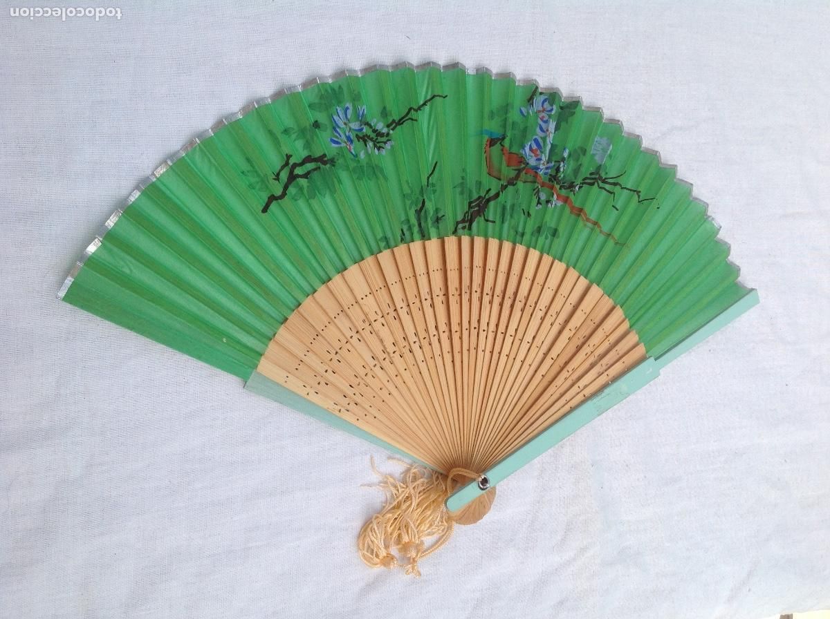 Antig&uuml;edades: Abanico chino de varillaje de bamb&uacute; con pa&iacute;s de papel verde estampado