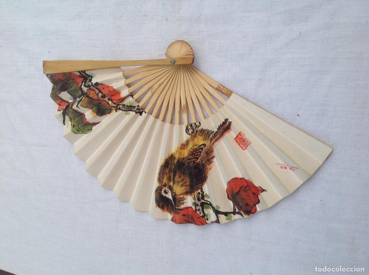 Antig&uuml;edades: Abanico chino con varillaje de bamb&uacute; y pa&iacute;s de papel estampado con ave
