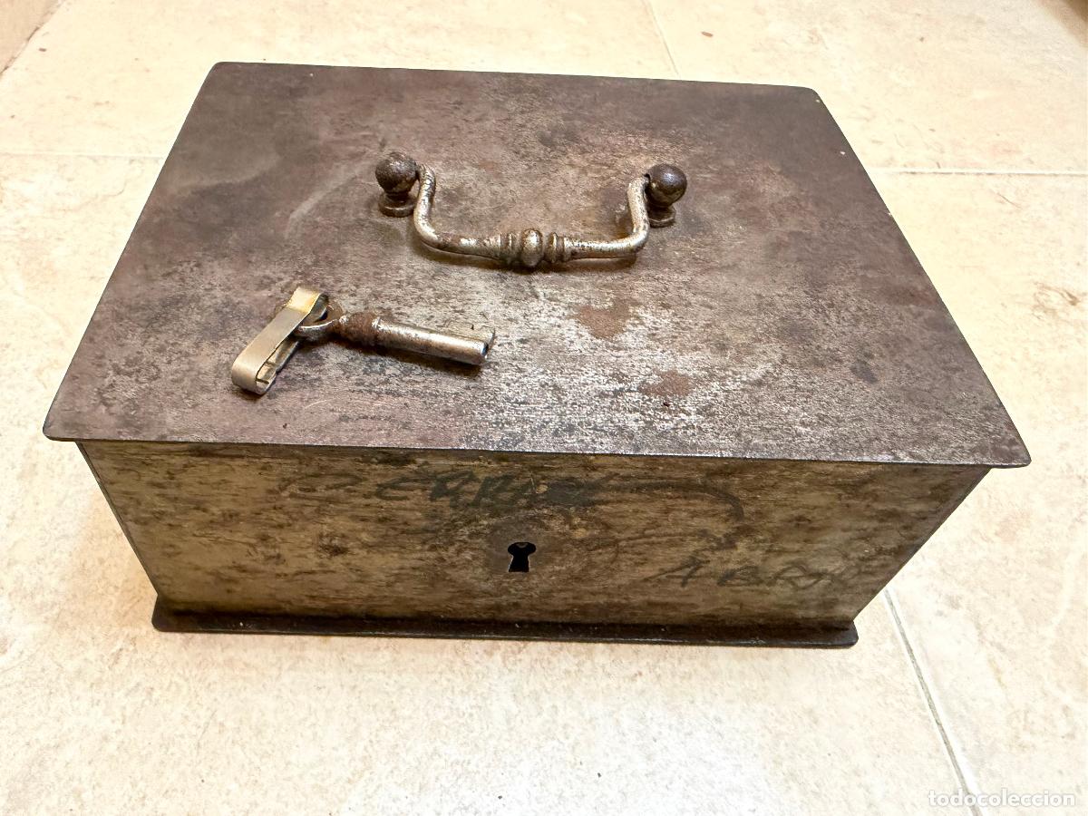 Antig&uuml;edades: Alcancia de hierro pesado con llave