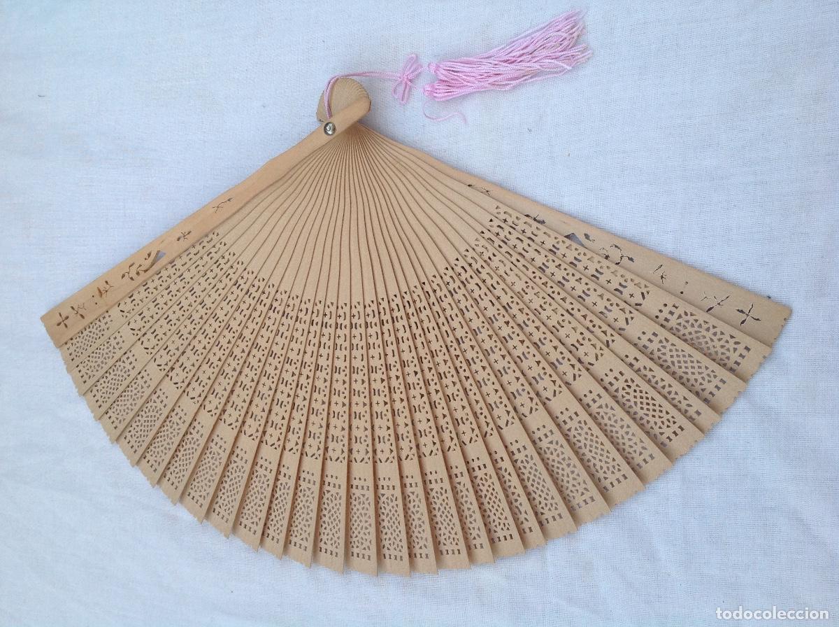 Antig&uuml;edades: 3 abanicos chinos de baraja de madera calada