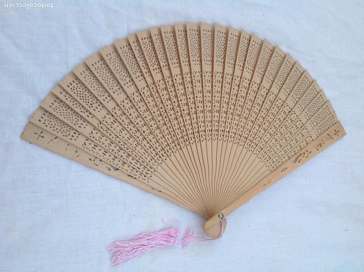 Antig&uuml;edades: 3 abanicos chinos de baraja de madera calada