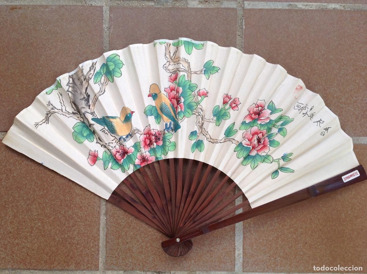 Antig&uuml;edades: Gran abanico chino con varillaje de madera y pa&iacute;s de papel pintado