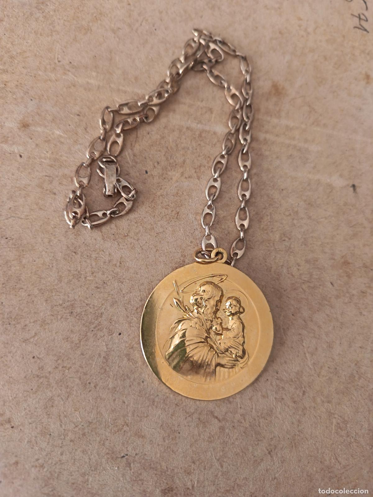 Antig&uuml;edades: MEDALLA EN METAL DORADO DE SAN JOS&Eacute; Y EL NI&Ntilde;O. 4 CM DIAM.