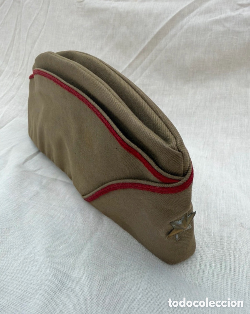 Antig&uuml;edades: Gorro cuartelero militar de Alf&eacute;rez del ej&eacute;rcito espa&ntilde;ol con insignia de estrella 6 puntas A&ntilde;os 70