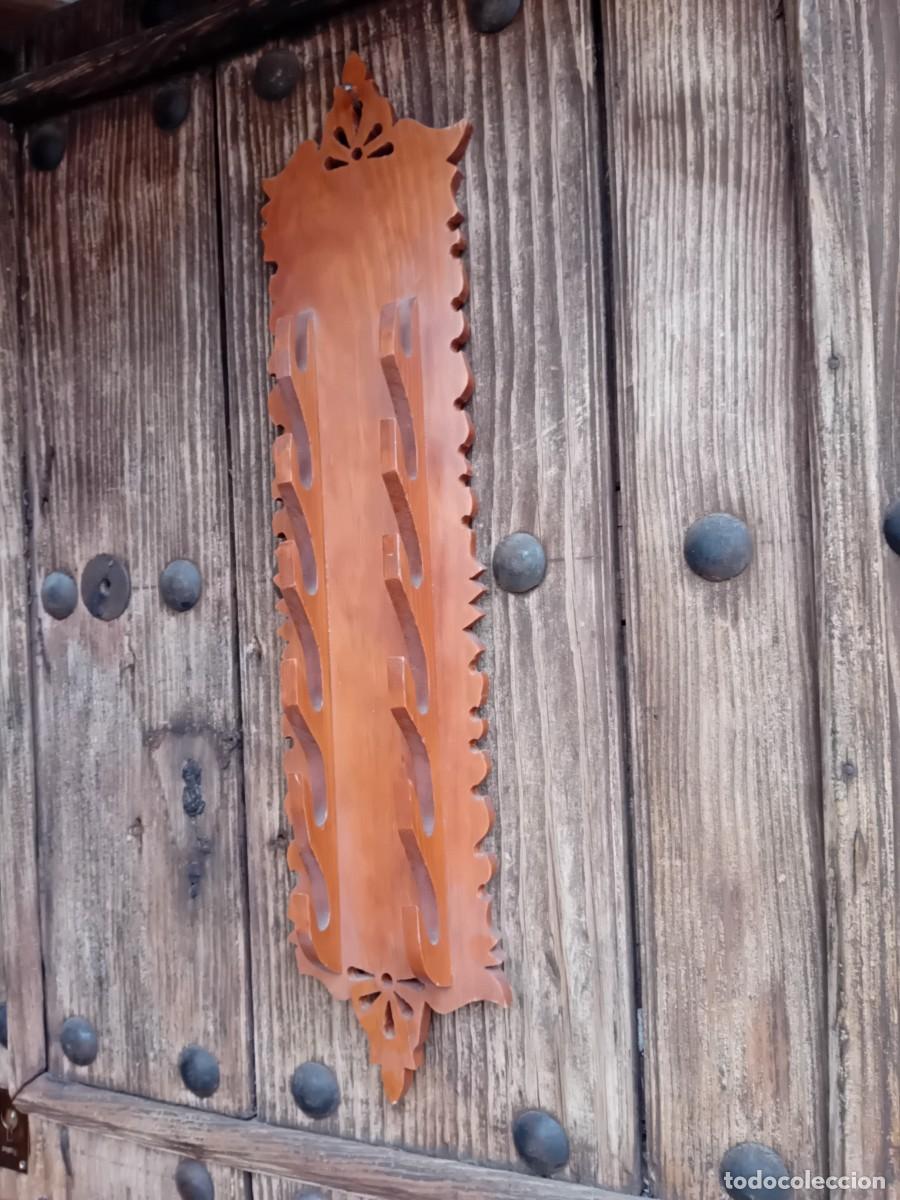 Antig&uuml;edades: Platero de madera de pino barnizado
