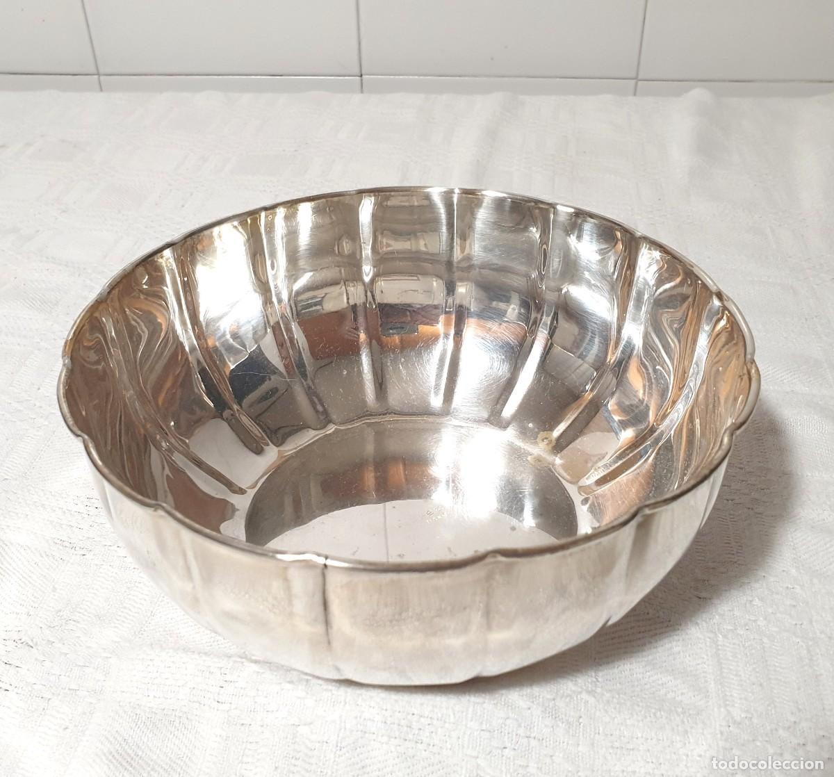Antig&uuml;edades: Bol redondo de 20 cm. Borde martillado chapado en plata vintage