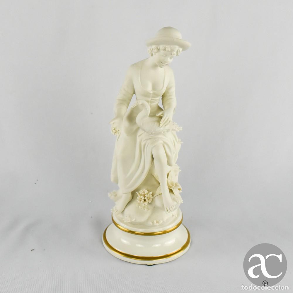 Antig&uuml;edades: Figura de jovem camponesa com ganso em biscuit Capodimonte &ldquo;Marcolin&rdquo;