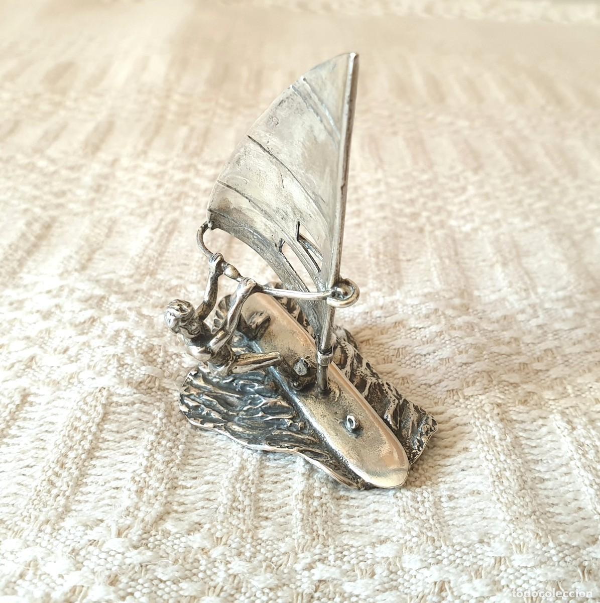 Antig&uuml;edades: Figura de vela de windsurf de plata 800, estatuilla de surfista coleccionable vintage