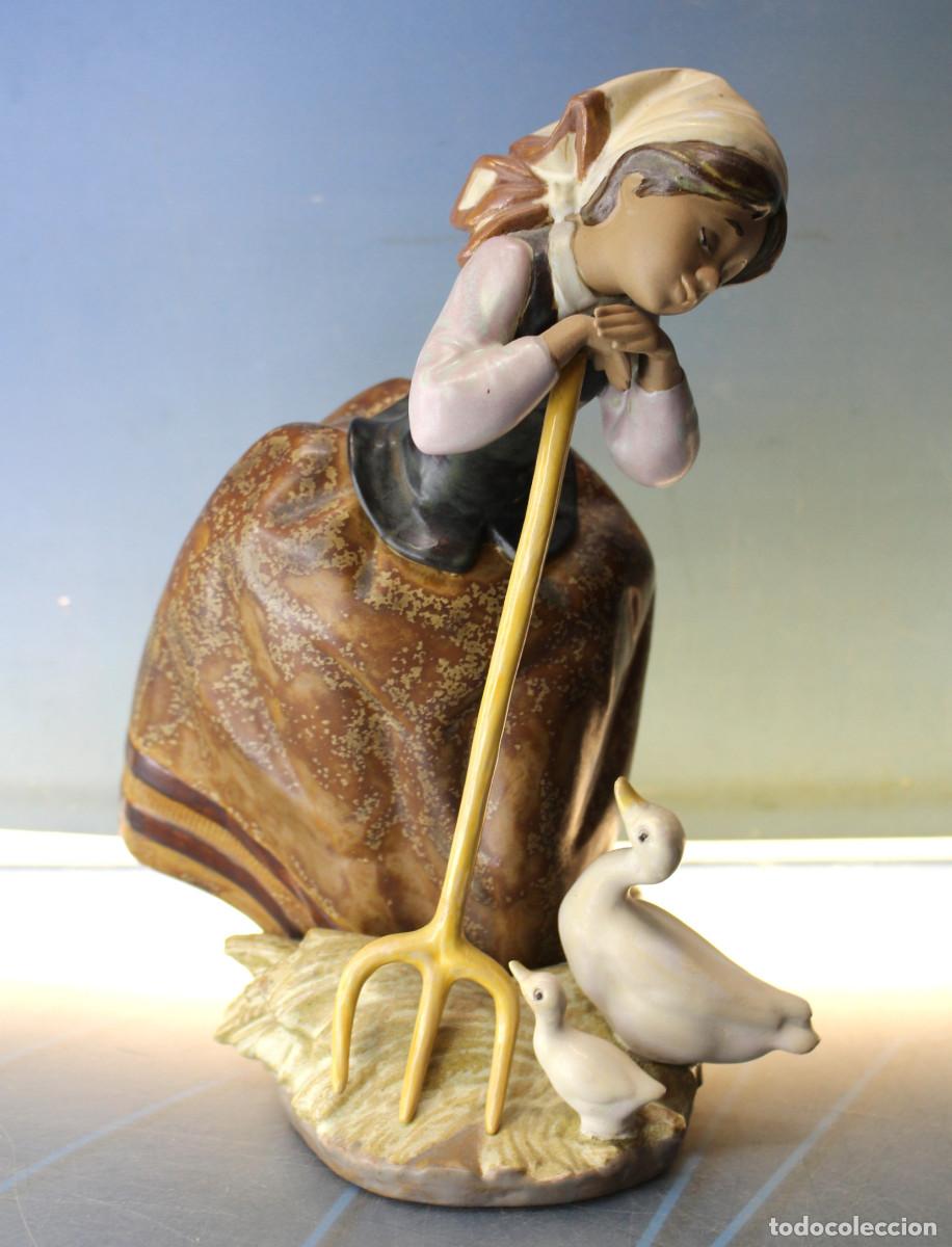 Antig&uuml;edades: Figura porcelana Lladr&oacute;: Harvest Helpers o Estoy Cansada, de Jos&eacute; Puche.