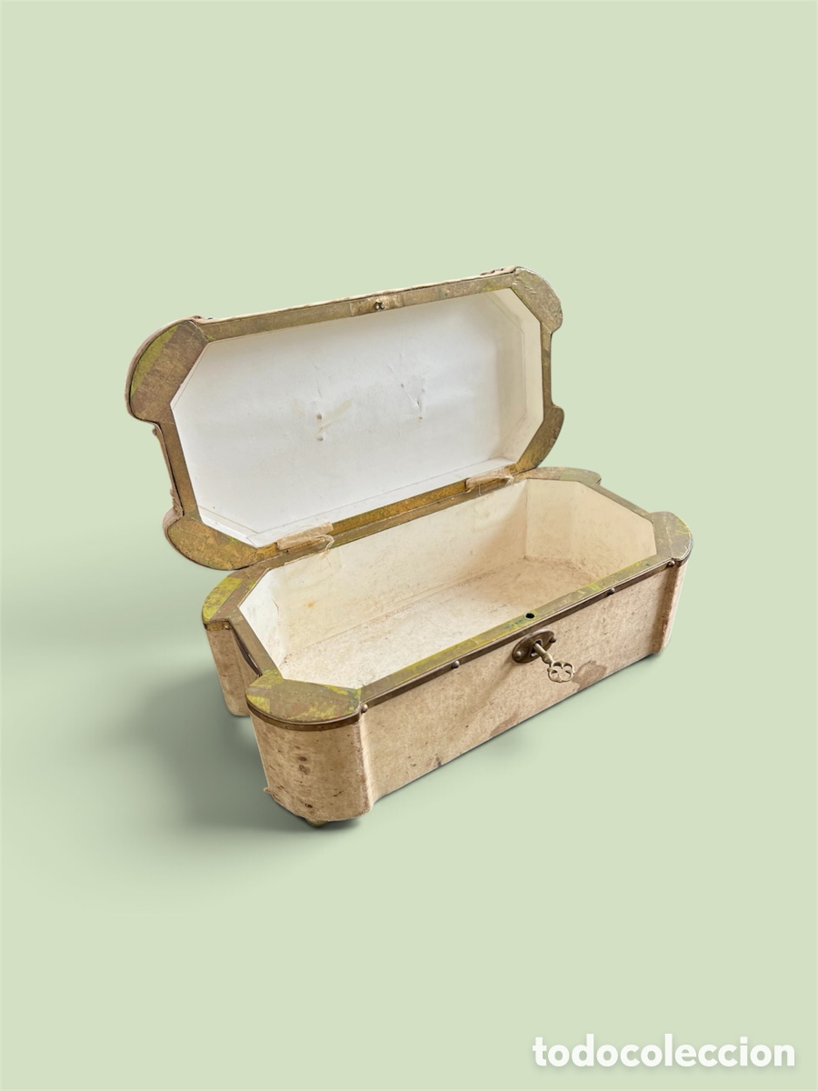Antig&uuml;edades: Antigua caja de viaje / tocador &ndash; Siglo XIX &ndash; Herrajes de lat&oacute;n y llave original