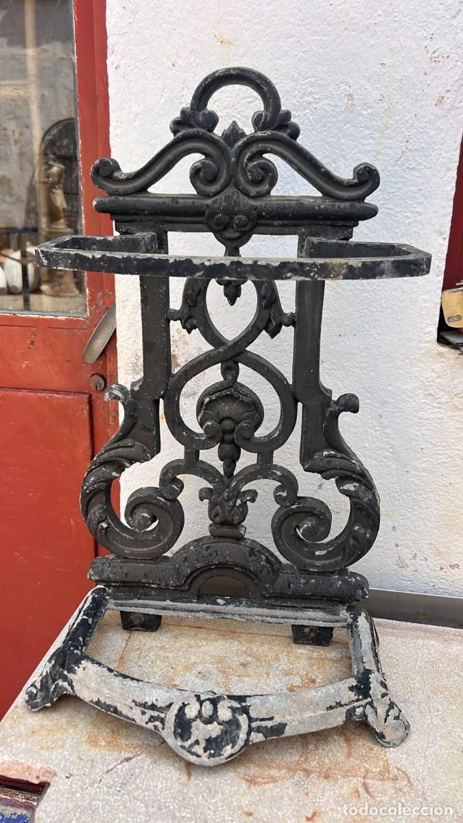 Antig&uuml;edades: PARAGUERO O BASTONERO ANTIGUO DE ALUMINIO MACIZO DE 62 CMS. DE ALTO Y 37 CMS. ANCHO DE BASE