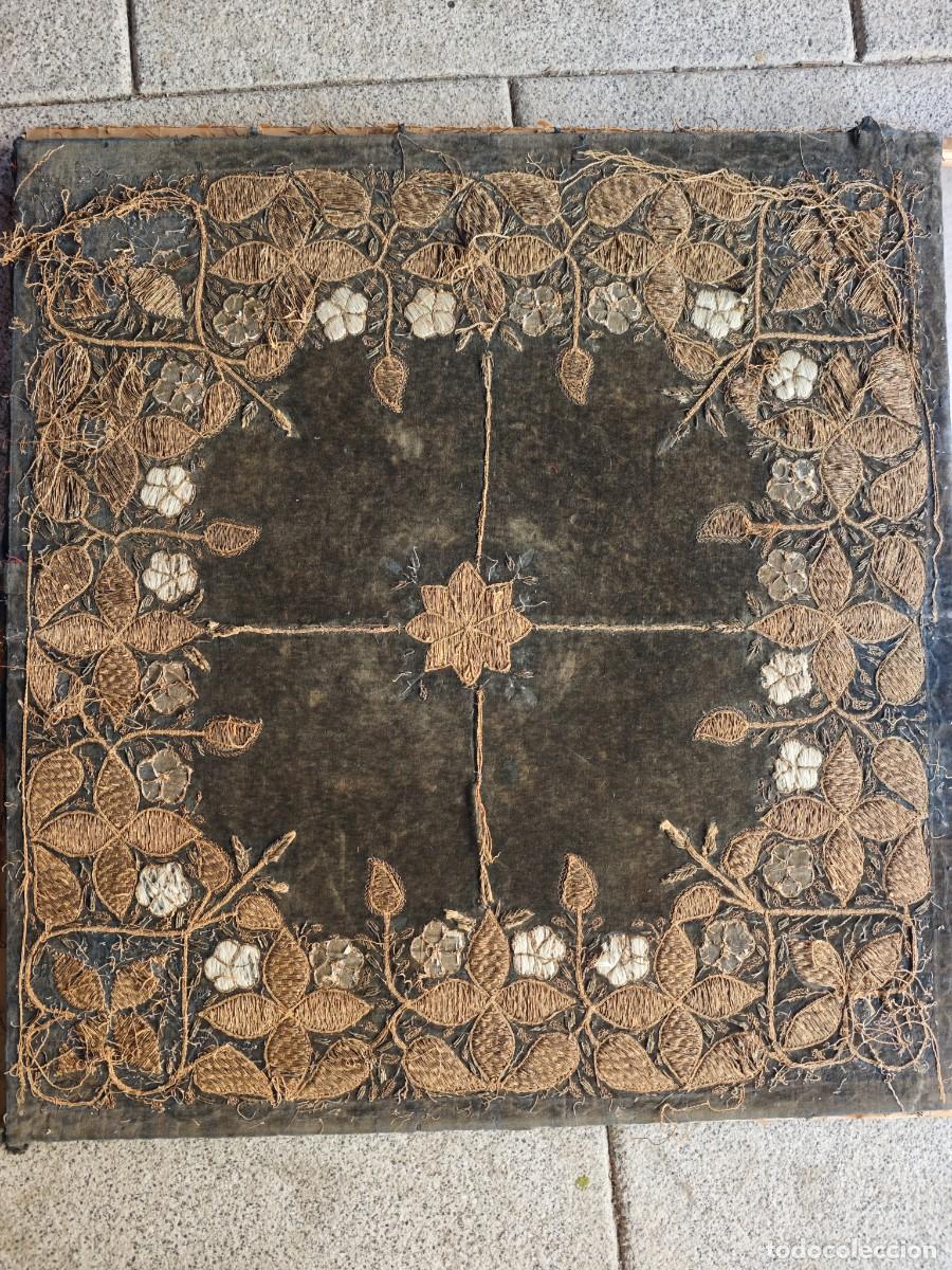 Antig&uuml;edades: Panel Textil Antiguo del Siglo XIX &ndash; Bordado en Relieve con Hilo de Oro sobre Terciopelo, Estilo Oto