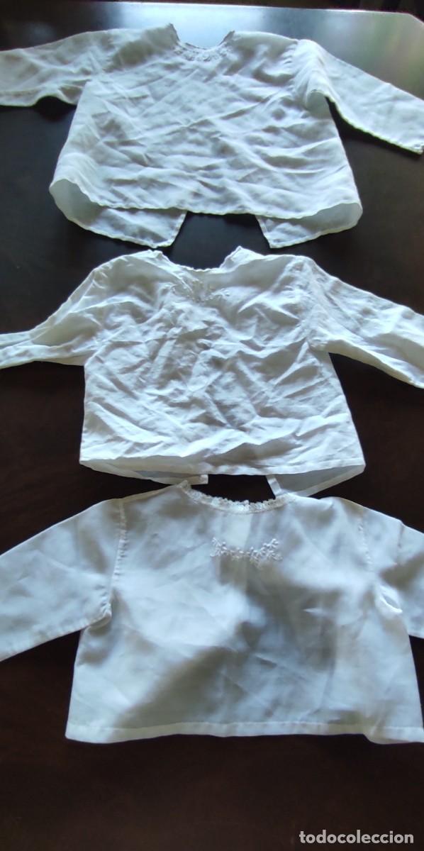 Antig&uuml;edades: LOTE DE 3 ANTIGUAS CAMISITAS DE BEBE / BAUTIZO EN BATISTA CON BORDADOS A MANO Y PUNTILLA - Siglo XX