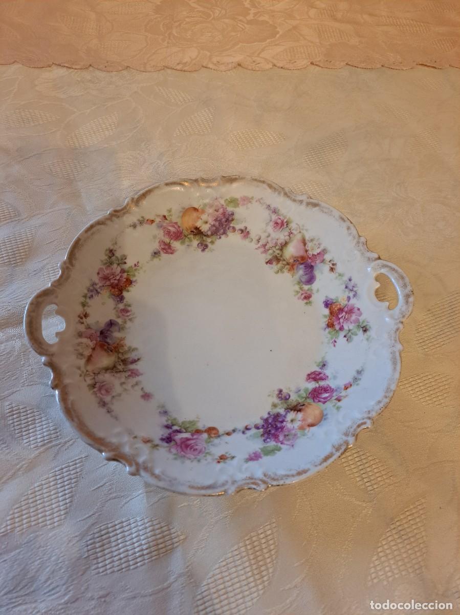 Antig&uuml;edades: Bonito plato de galletas o tarta de porcelana, decorado con peque&ntilde;as flores y asitas.