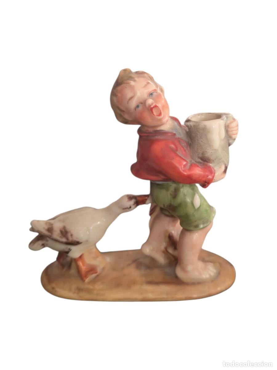Antig&uuml;edades: Antigua Figura de Porcelana Alemana &ndash; Ni&ntilde;o con Ganso y Jarra, Ca. 1900