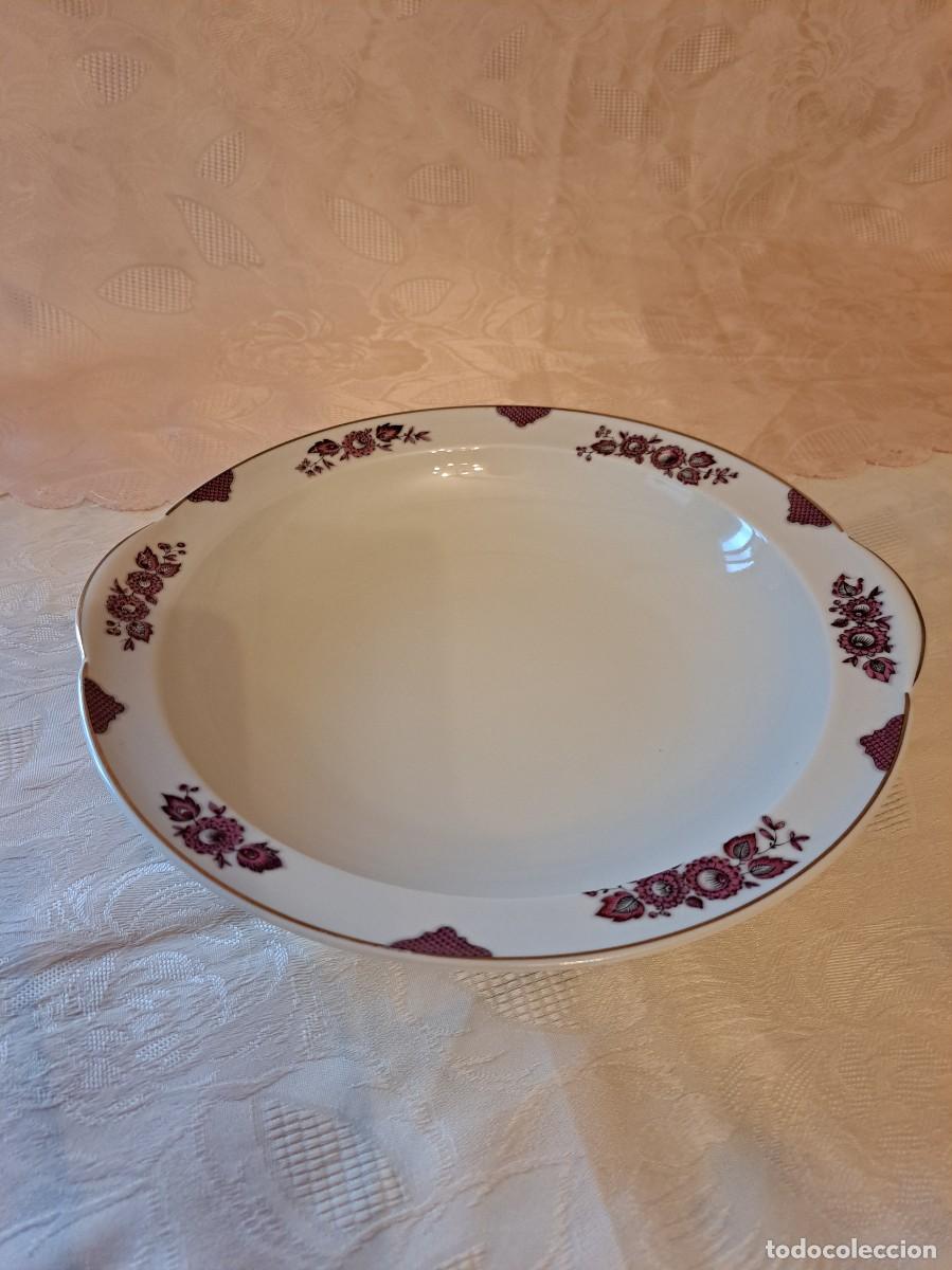 Antig&uuml;edades: Bonita ensaladera de porcelana Langenthal Suisse, flores burdeos y filo dorado.