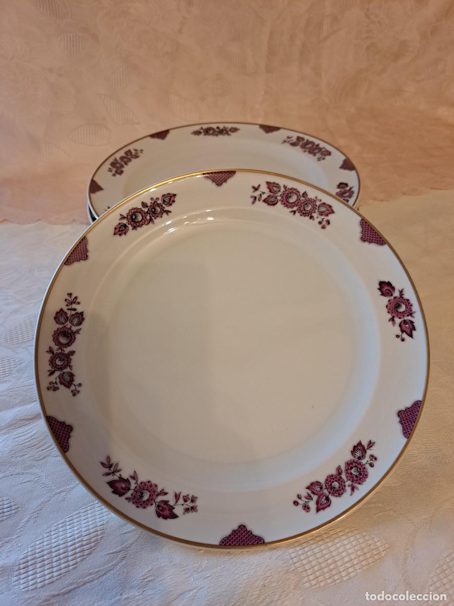 Antig&uuml;edades: Lote de 5 platos llanos de porcelana Langenthal Suisse, flores burdeos y filo dorado.