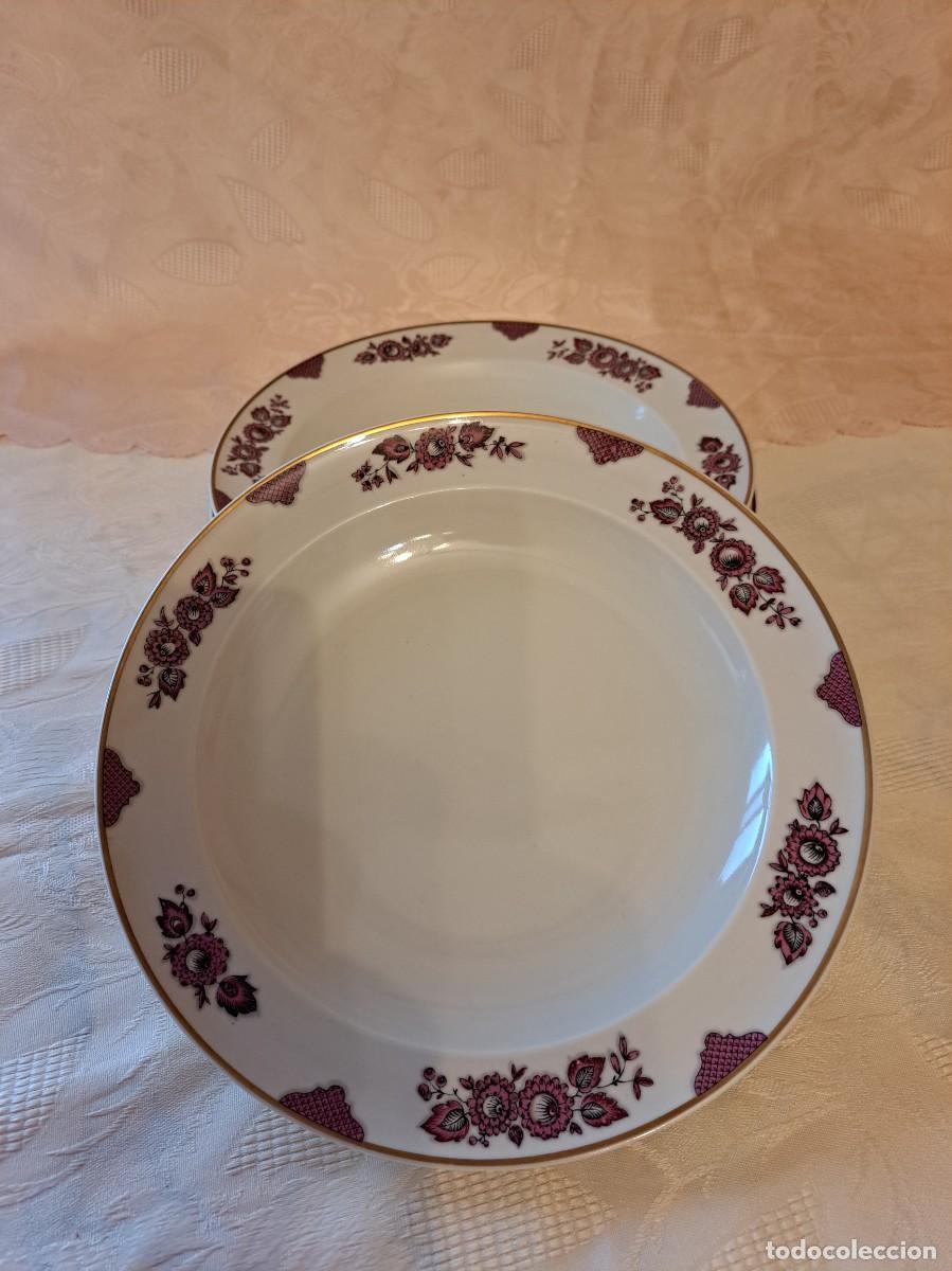Antig&uuml;edades: Lote de 4 platos hondos de porcelana Langenthal Suisse, flores burdeos y filo dorado.