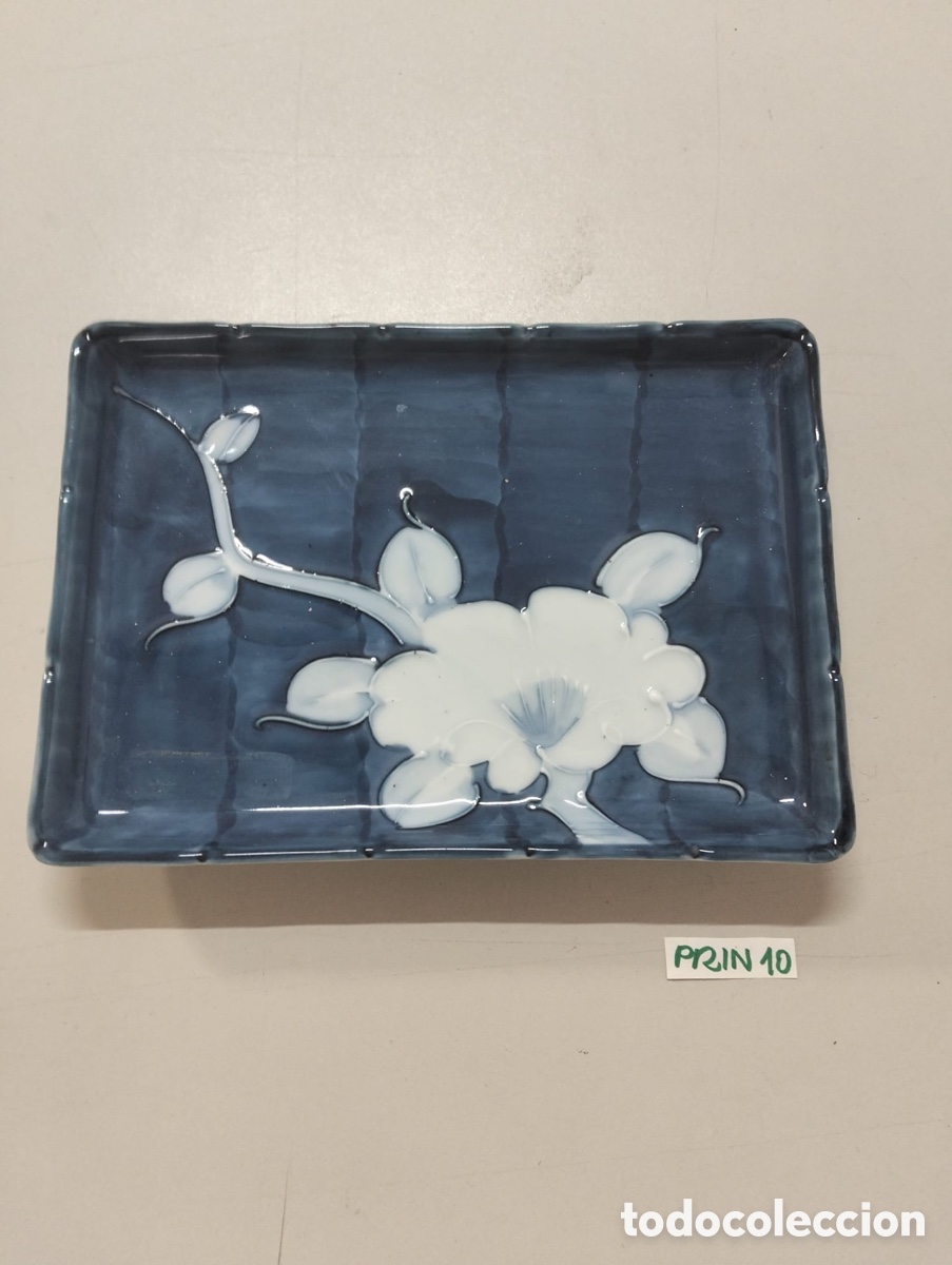 Antig&uuml;edades: bandeja rectangular de porcelana azul y blanca de estilo japon&eacute;s