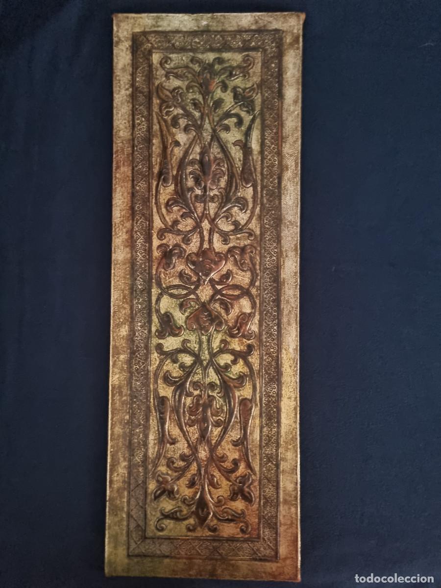 Antig&uuml;edades: PANEL de CORDOB&Aacute;N, cuero repujado sobre madera