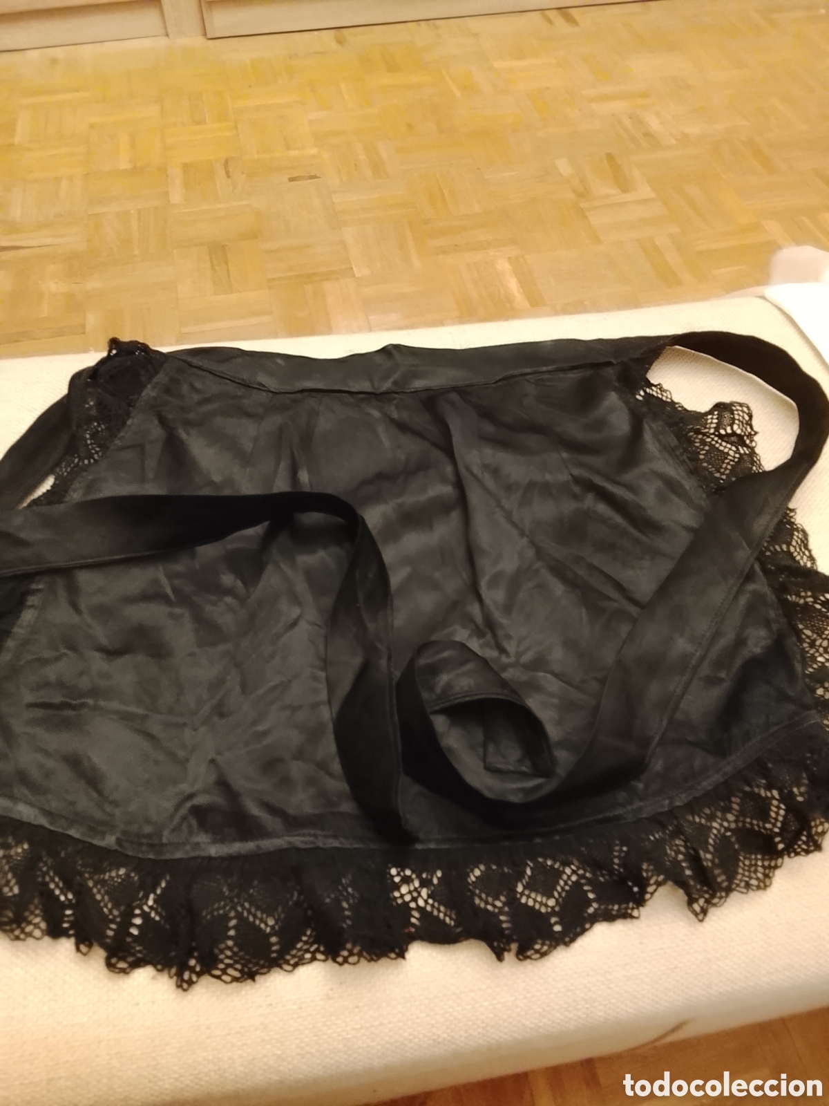 Antig&uuml;edades: Antiguo mandil de traje de &eacute;poca .Es de raso y encaje ,y de los a&ntilde;osv40