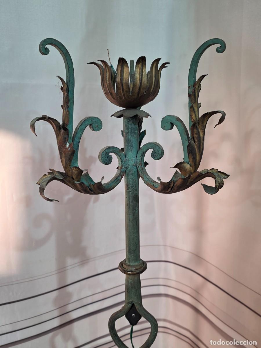 Antig&uuml;edades: Hachero o candelabro de pie de hierro forjado de &eacute;poca antigua S. XIX