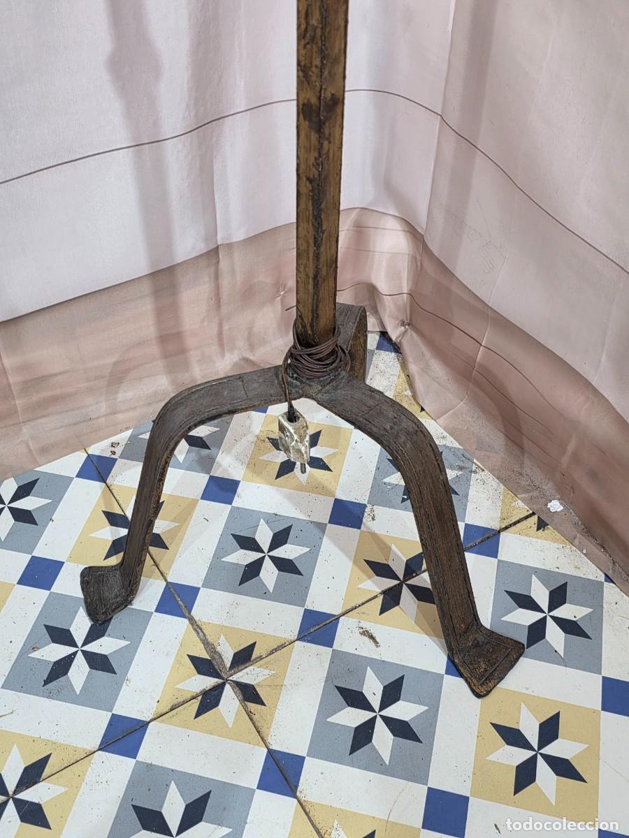 Antig&uuml;edades: L&aacute;mpara de pie de hierro forjado de estilo r&uacute;stico o medieval - Foto 4