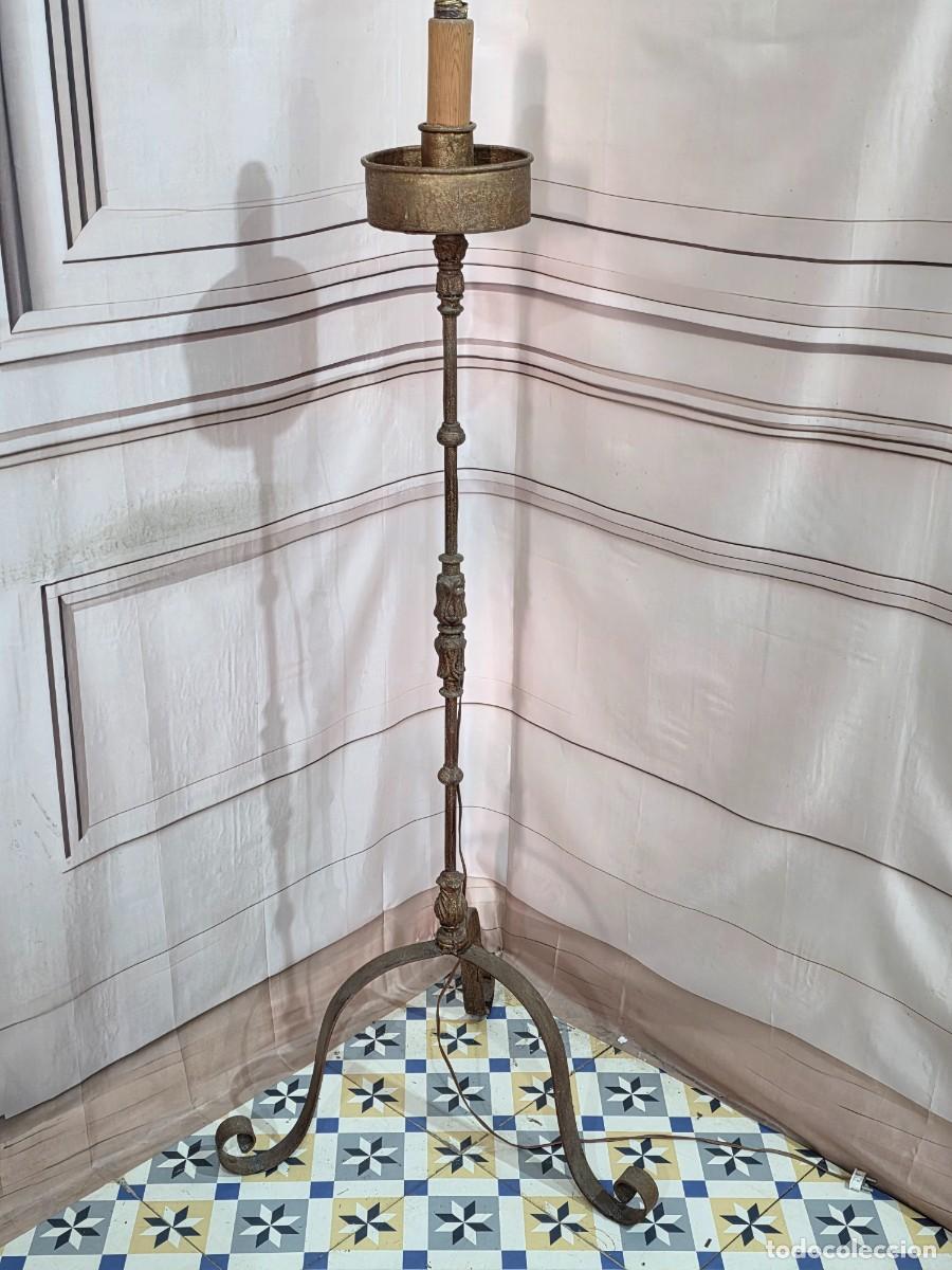 Antig&uuml;edades: L&aacute;mpara de pie o candelero de iglesia antiguo