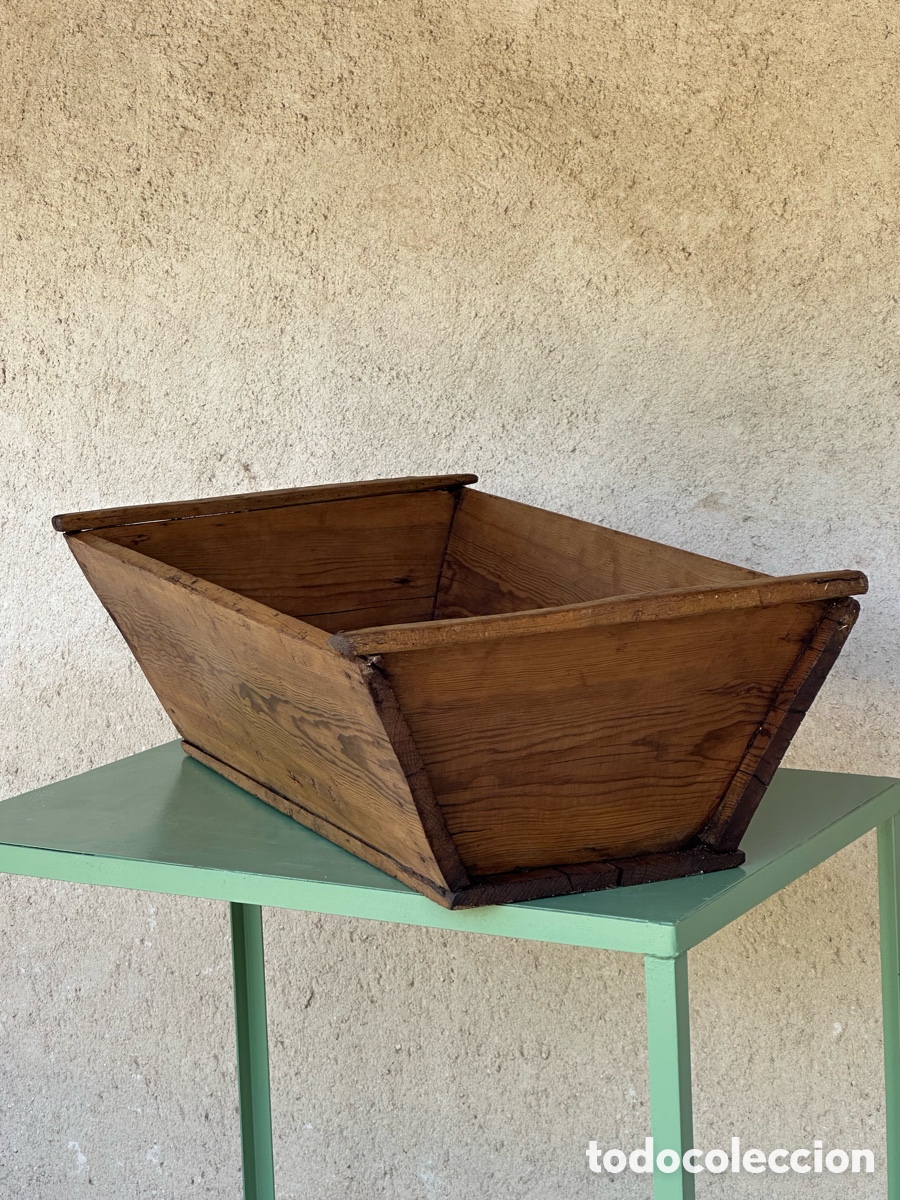 Antig&uuml;edades: Artes antigua de madera, Segovia, principios s.XX. Le&ntilde;era revistero recipiente pi&ntilde;as. Masera. Duerno