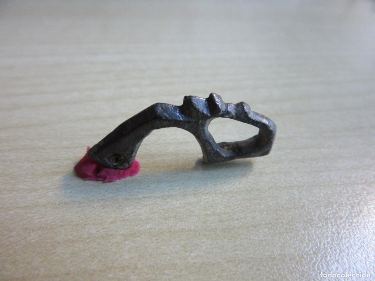 Antig&uuml;edades: Arco de f&iacute;bula de Bronce tipo La Tenne &Eacute;poca romana S II_III AC Medidas 2,8 cm
