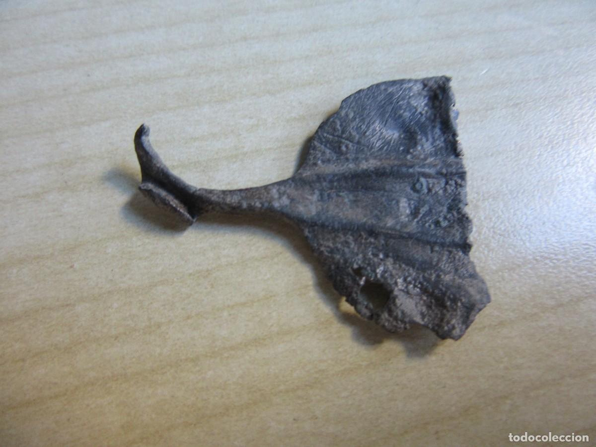 Antig&uuml;edades: Parte de arco de f&iacute;bula de Bronce con forma de hoja &Eacute;poca romana Medidas 3 x 3,4 cm