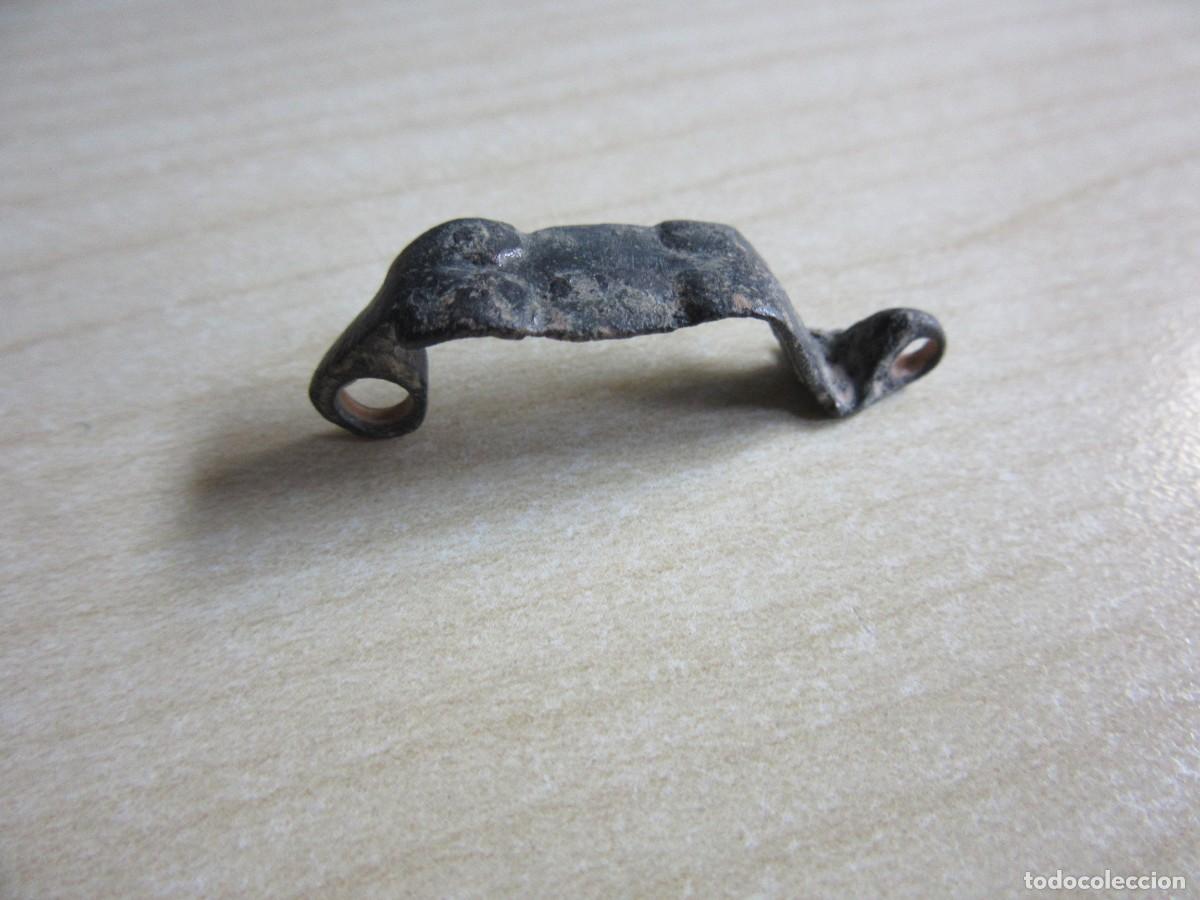 Antig&uuml;edades: Arco de f&iacute;bula anular hisp&aacute;nica de Bronce &Eacute;poca prerromana Longitud 3,3 cm